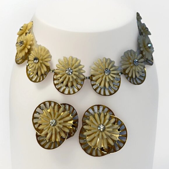 Cream Flowers Rhinestone Center Gold Tone Backing 15 In Necklace and Earrings - Picture 2 of 10